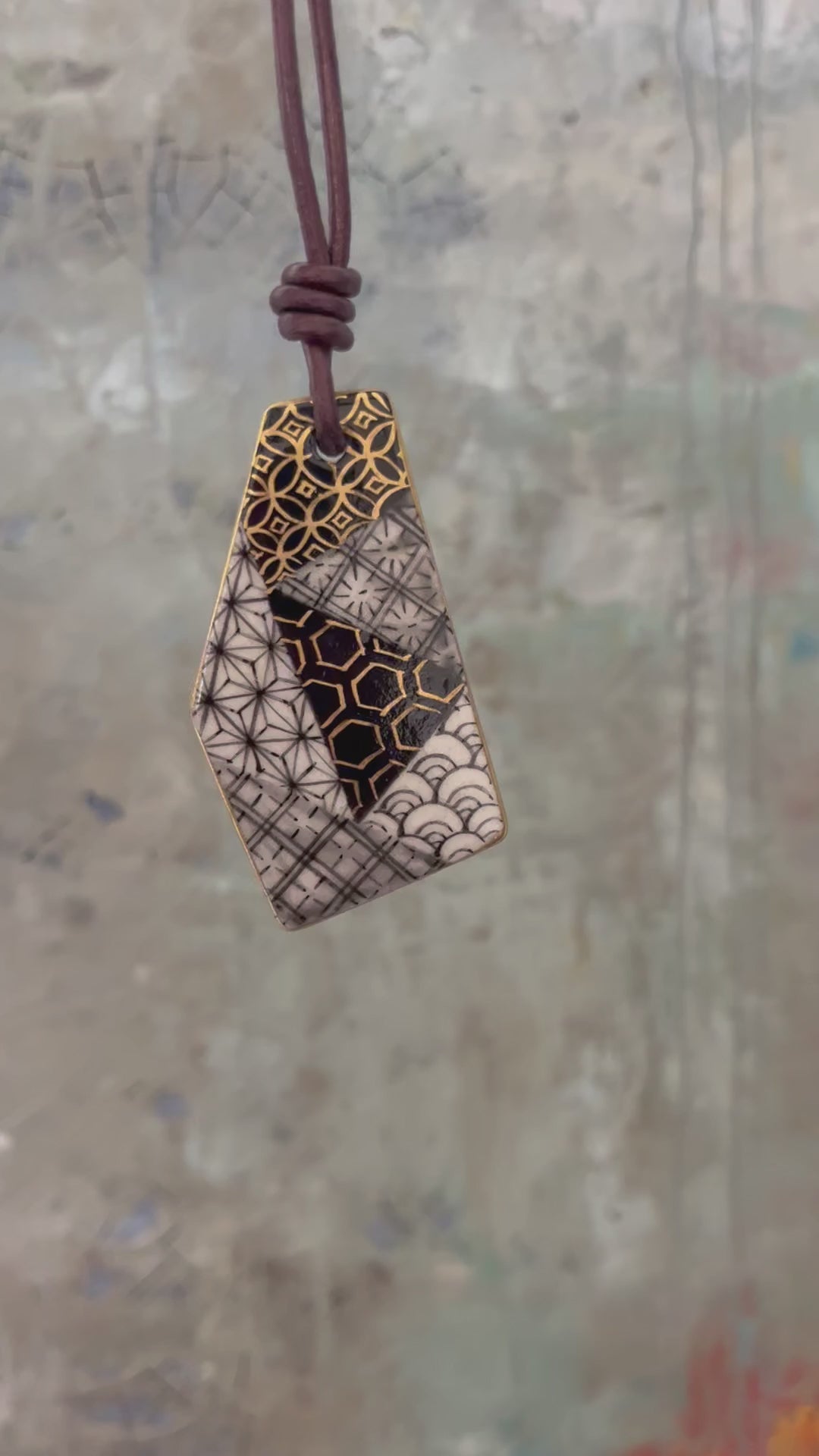 アクセサリー hananoha.nori Hand-painted Reversible Japanese Ceramic Necklace: Hana – Sayumi